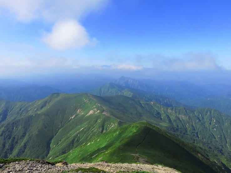 違った角度で見る大朝日岳風景