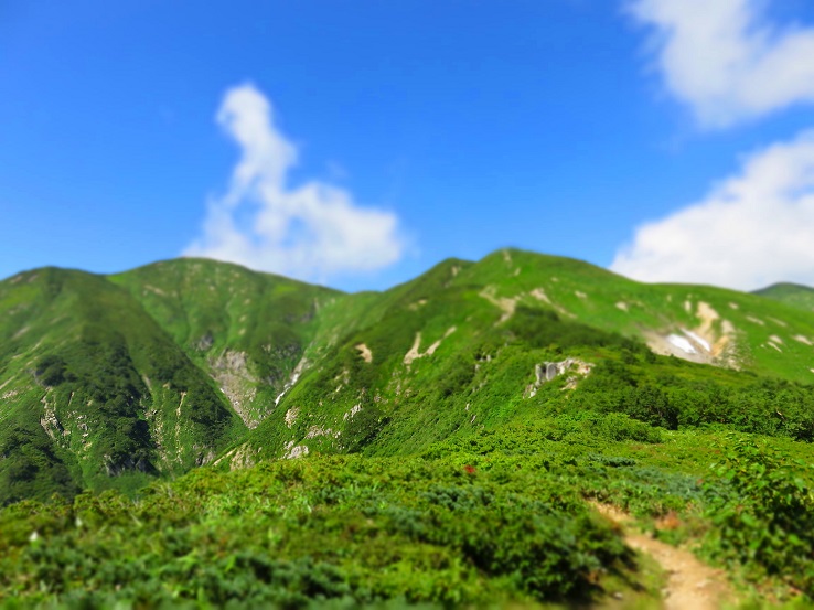 西朝日岳～大朝日岳の姿をジオラマモード