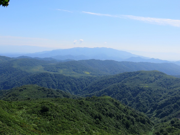 山深い台地が今日のお宿の念仏ヶ原避難小屋