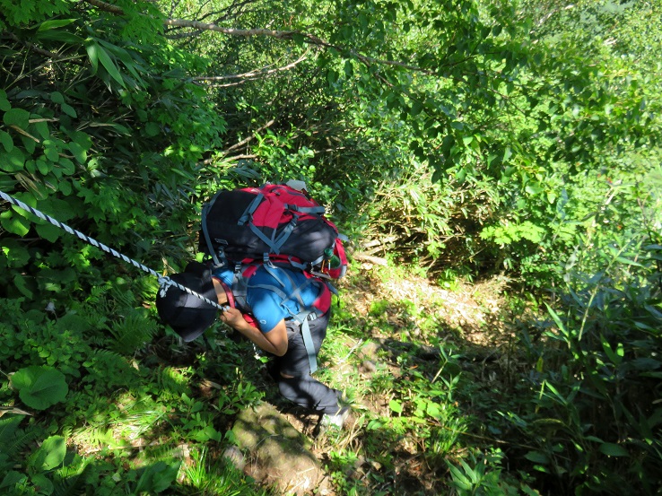 肘折温泉ルート登山道が急でよく滑り滑り落ちた