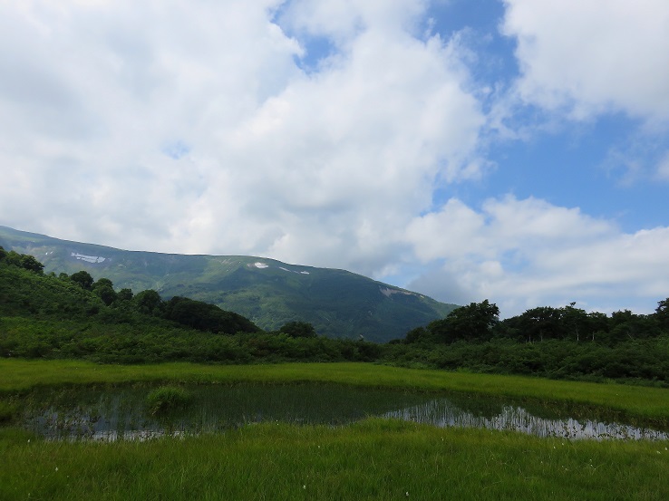 池塘に映る逆さ月山