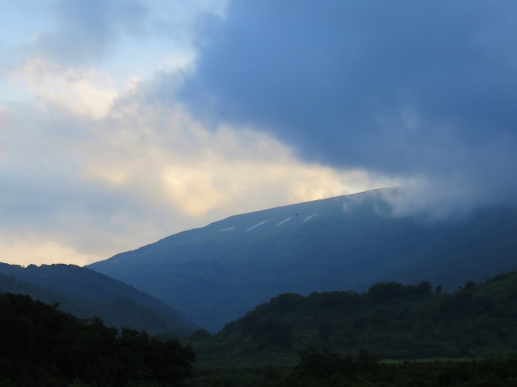 夕日の月山