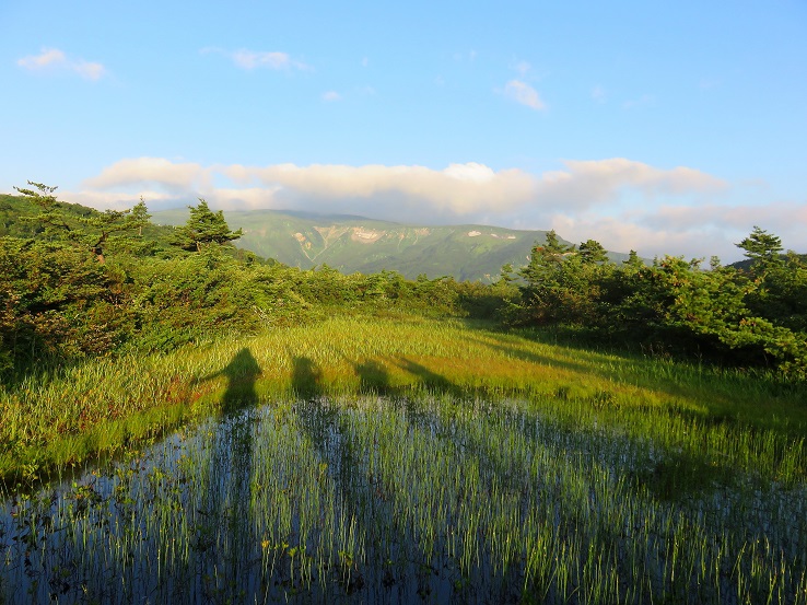 念仏ヶ原避難小屋から肘折温泉へ向かう登山者