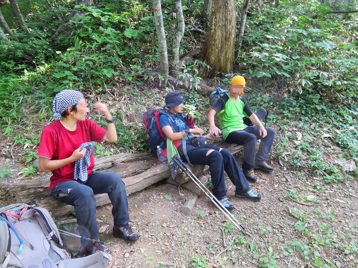 肘折温泉登山道休憩できるスポット