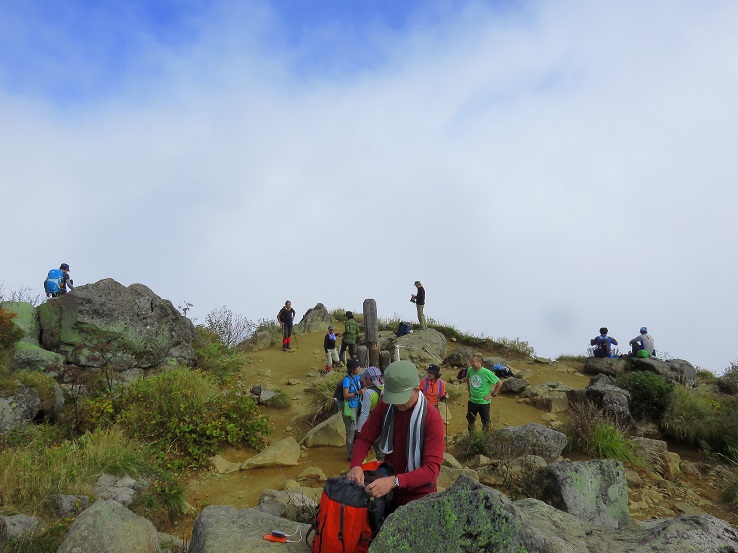 妙高山登山者で溢れていた