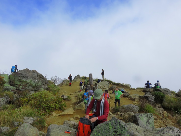 妙高山登山者で溢れていた