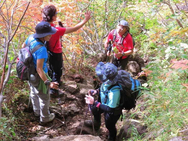 妙高山下山道で登山仲間と合流