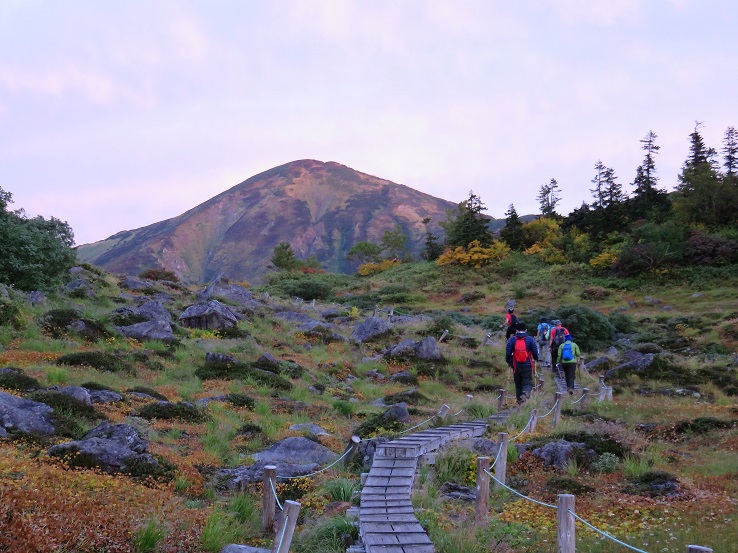 火打山登山道の紅葉と登山仲間