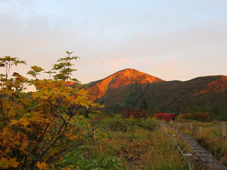 朝日に照らされる火打山