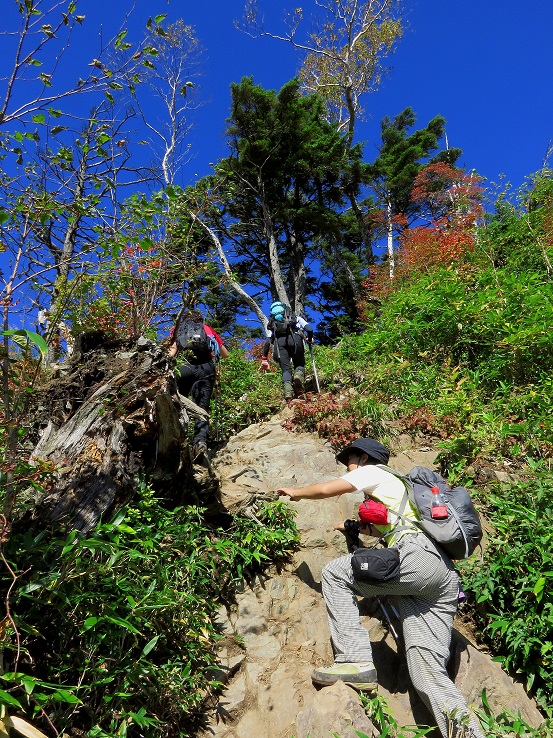 高妻山の山頂直下は岩