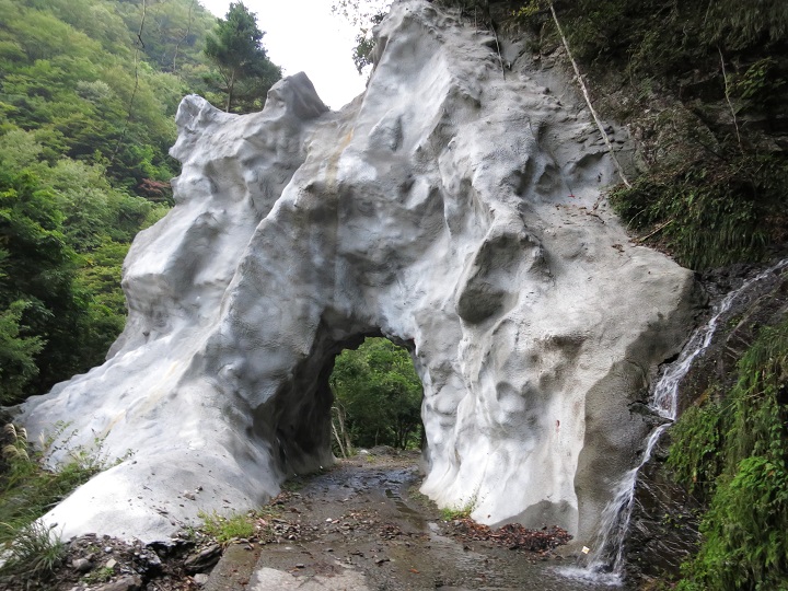 f:id:aohige0718:20161027223608j:plain 笊ヶ岳登山ルートのトンネル