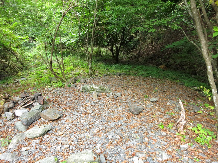 f:id:aohige0718:20161027224236j:plain 笊ヶ岳広河原のビバーク適地