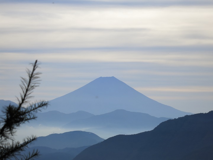f:id:aohige0718:20161027224326j:plain 笊ヶ岳からの富士山の景色