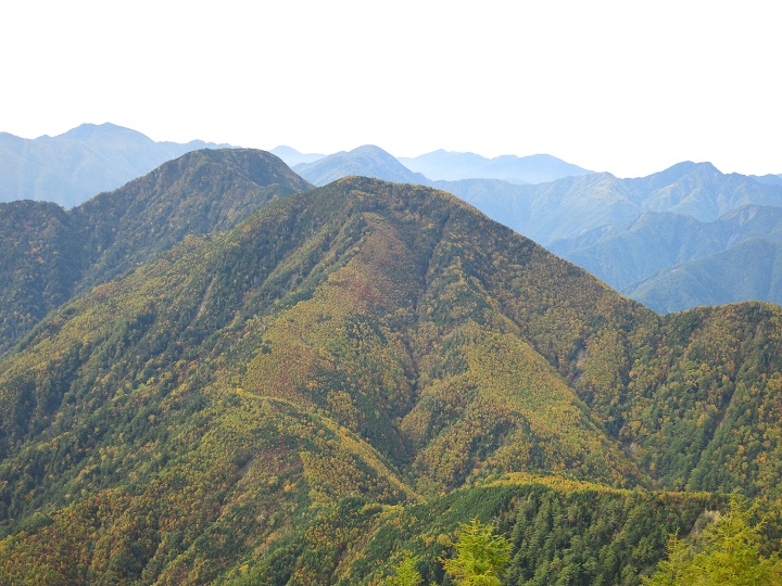 f:id:aohige0718:20161027224544j:plain 青薙山方面の紅葉