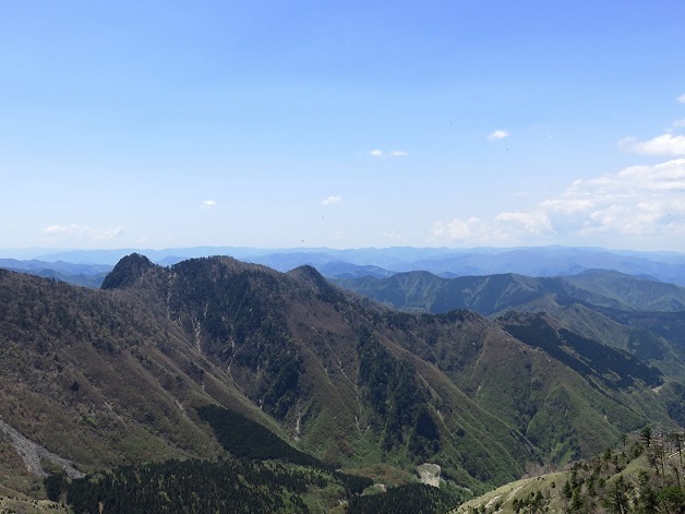 f:id:aohige0718:20161030223605j:plain 釈迦ヶ岳へ続く稜線と七面山