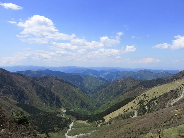 f:id:aohige0718:20161030223652j:plain 熊野古道大峯奥駈道からの修験場の景色