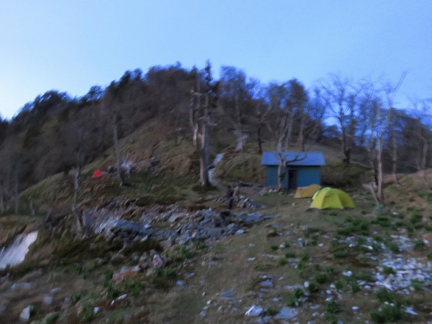 夜明けを迎える深仙小屋