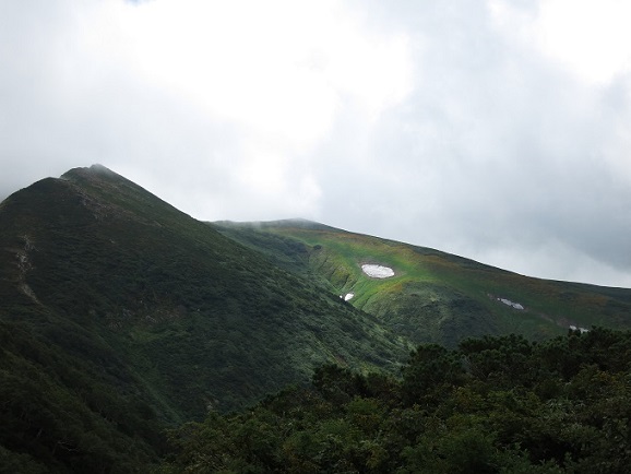 真ん中の平べったいピークが飯豊山