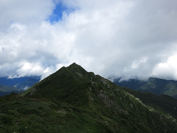 宝珠山はかなり尖がっています