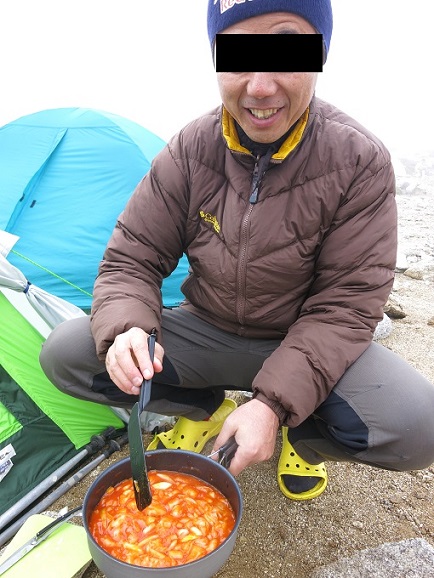 美味い料理に飯豊山本山小屋のテント場は風が強い