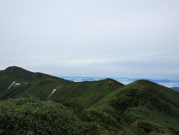 胎内山から梶川峰景色門内小屋があんなに小さく
