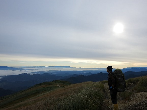 朝日連峰方面を見る登山者