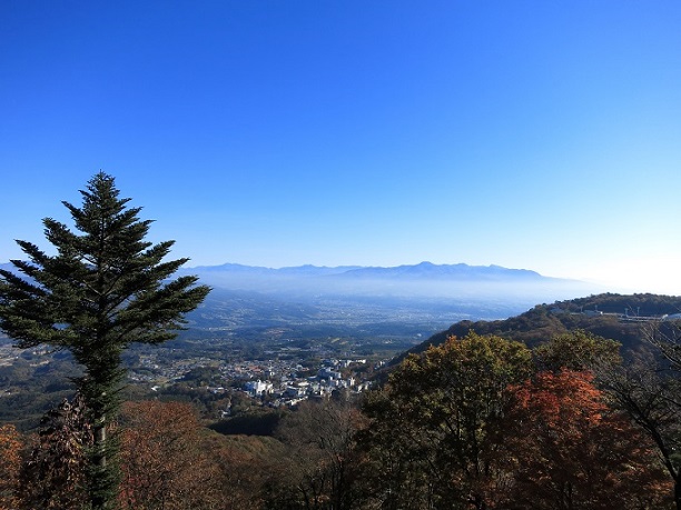 f:id:aohige0718:20161201214358j:plain 榛名山登山前橋市街と足尾山地が良く見える休憩所