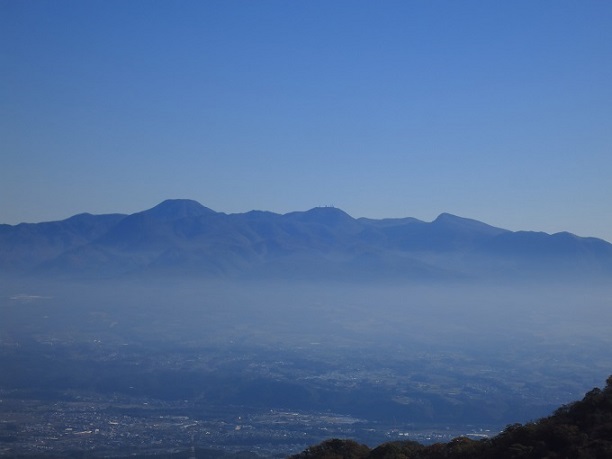 f:id:aohige0718:20161201214421j:plain 榛名山の正面に赤城山