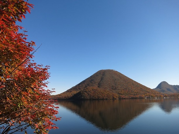 f:id:aohige0718:20161201214620j:plain 紅葉と榛名富士が素敵な景色