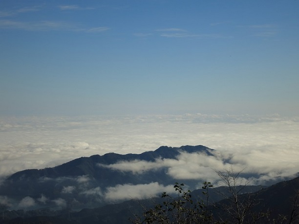 f:id:aohige0718:20161203211245j:plain 凄い雲海丹沢主脈縦走路