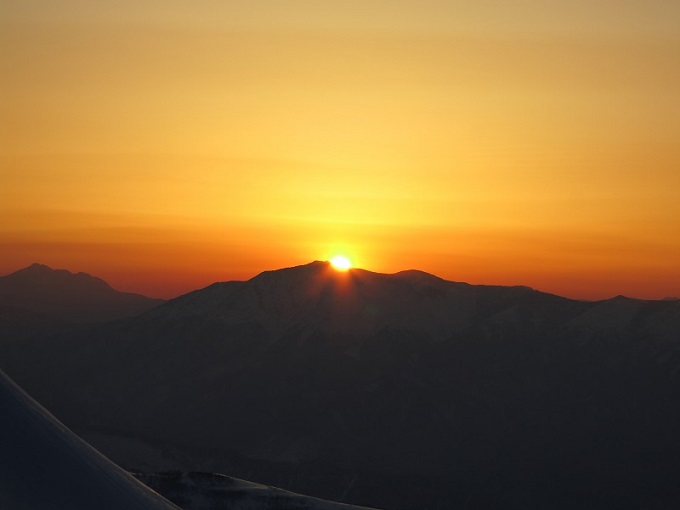 上越国境稜線朝日岳平ヶ岳からのご来光景色