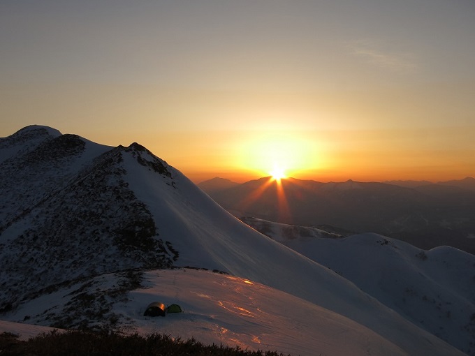 笠ヶ岳避難小屋と朝日岳の景色