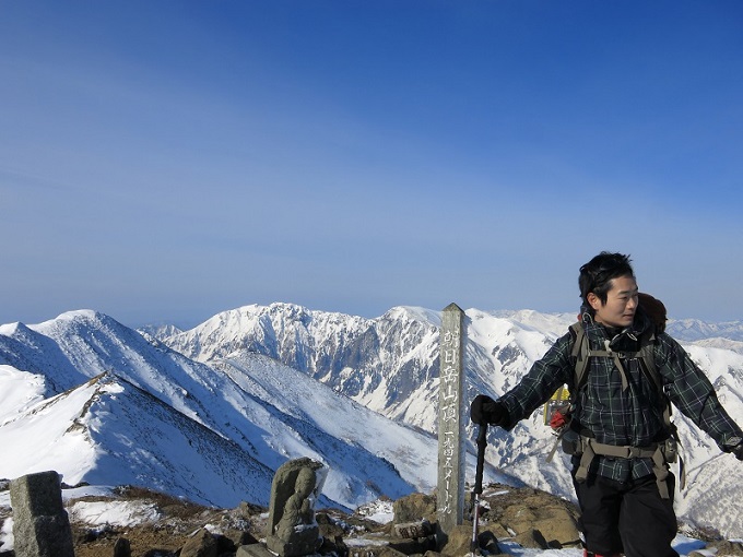 朝日岳の山頂から谷川岳の景色