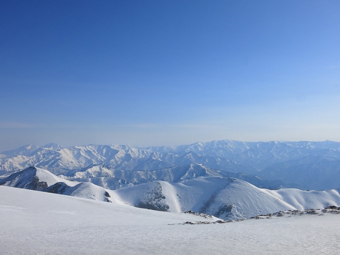 朝日岳の山頂から谷川岳から巻機山へ至る上越国境稜線