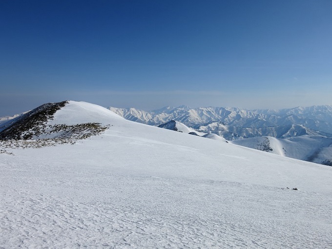 朝日岳の雪原一面銀世界と青い空