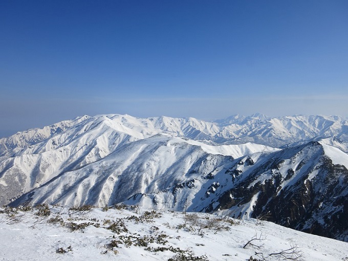 ジャンクションピーから見る巻機山へ続く上越国境稜線景色
