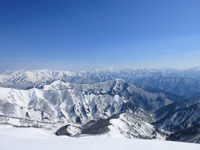 大烏帽子山の山頂から平ヶ岳至仏山景色が良い