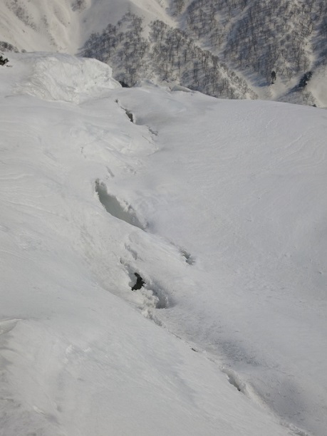 上越国境稜線の縦走路のクラック