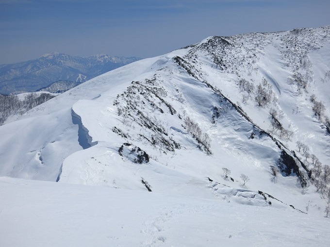 上越国境稜線縦走の核心部雪庇