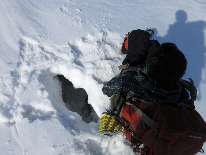 クラック雪の割れ目が登山道にある