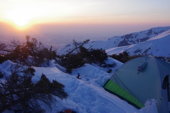 巻機山ビバーク適地にテント設営