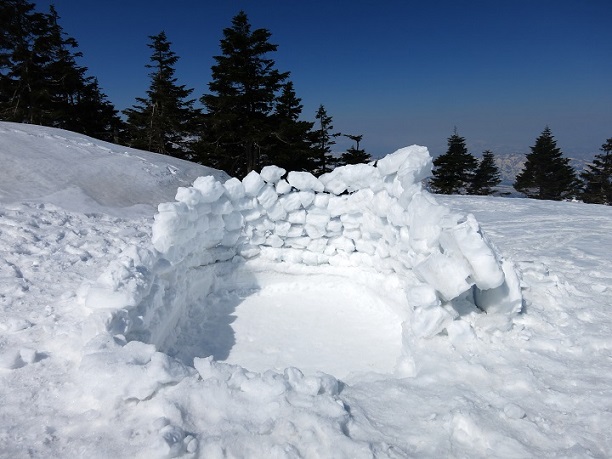 巻機山の避難小屋と水場雪の下