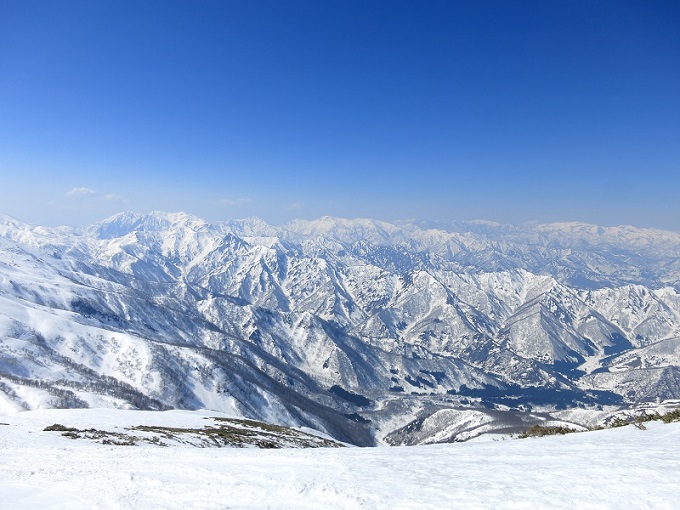 巻機山国境稜線からの雪山景色