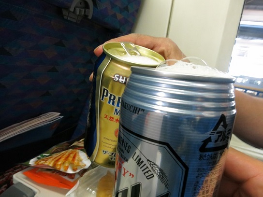 新幹線の中で上越国境稜線縦走谷川岳～巻機山縦走の祝杯