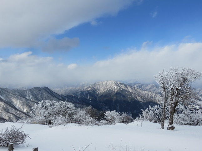 蛭ヶ岳の山頂から雄大な景色