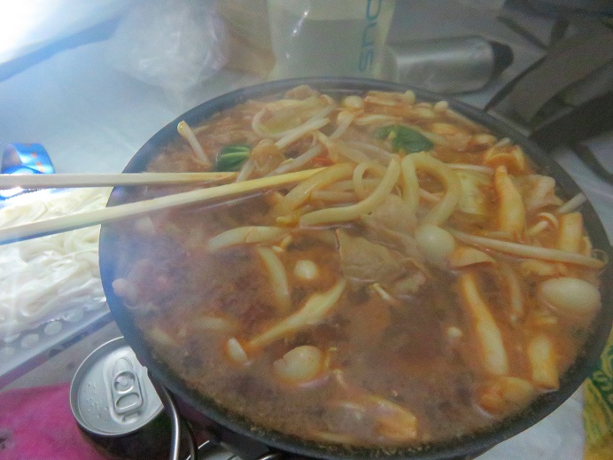 チヌーク登山用フライパンで調理中の様子