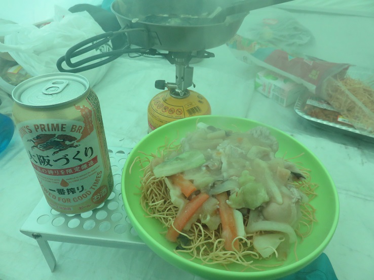 登山用軽量フライパンで調理