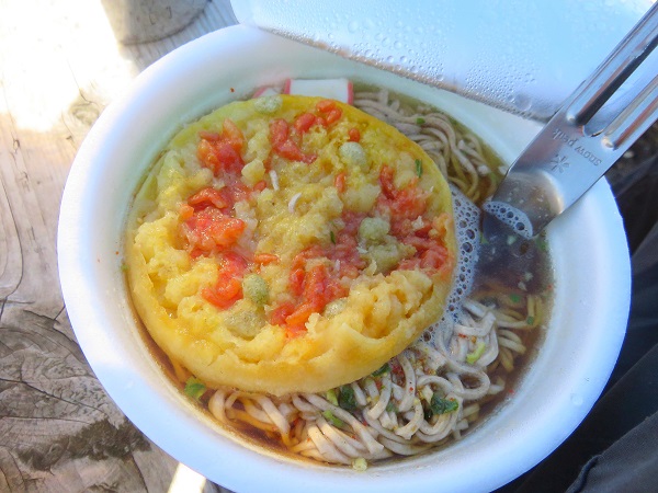 山で食べるカップ麺は最高