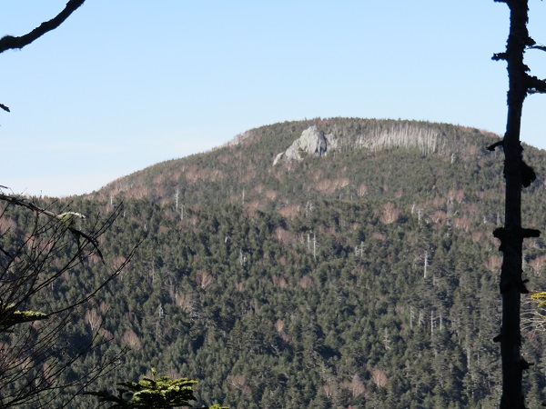 f:id:aohige0718:20161218175611j:plain 三宝山と三宝岩の景色