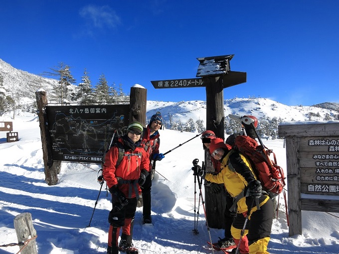厳冬期の北横岳・縞枯山・茶臼山への雪山登山スタートの様子